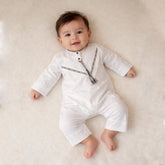 White Thobe Romper for Baby Boys with Omani-style embroidery, perfect for Eid and Ramadan celebrations. Soft, breathable fabric for infant comfort.