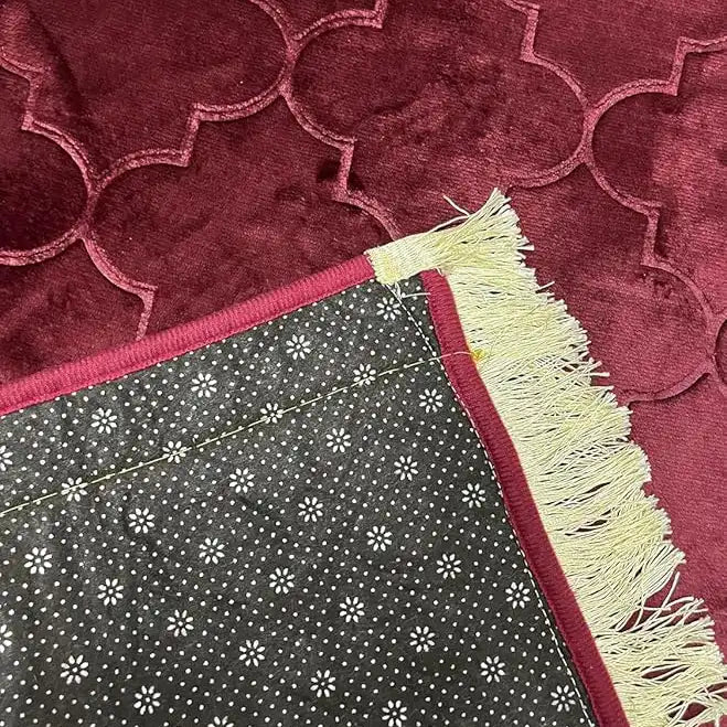 Detailed view of Maroon Dome Prayer Mat’s non-slip backing and golden fringe, highlighting premium craftsmanship and durability.