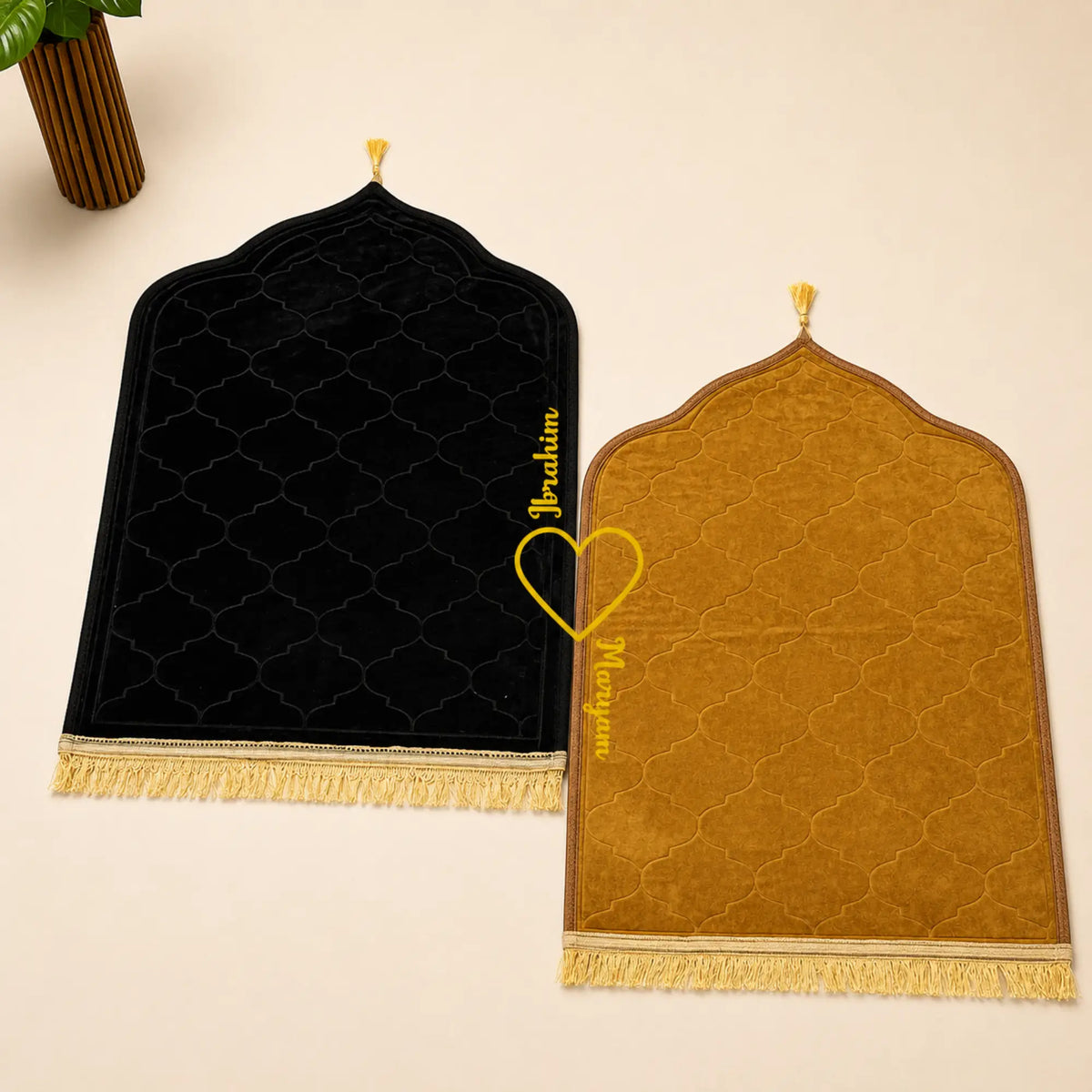 Dome Couple Janamaz Heart Set in black and golden with names, premium prayer mats for Islamic gift occasions, ideal for weddings or anniversaries.
