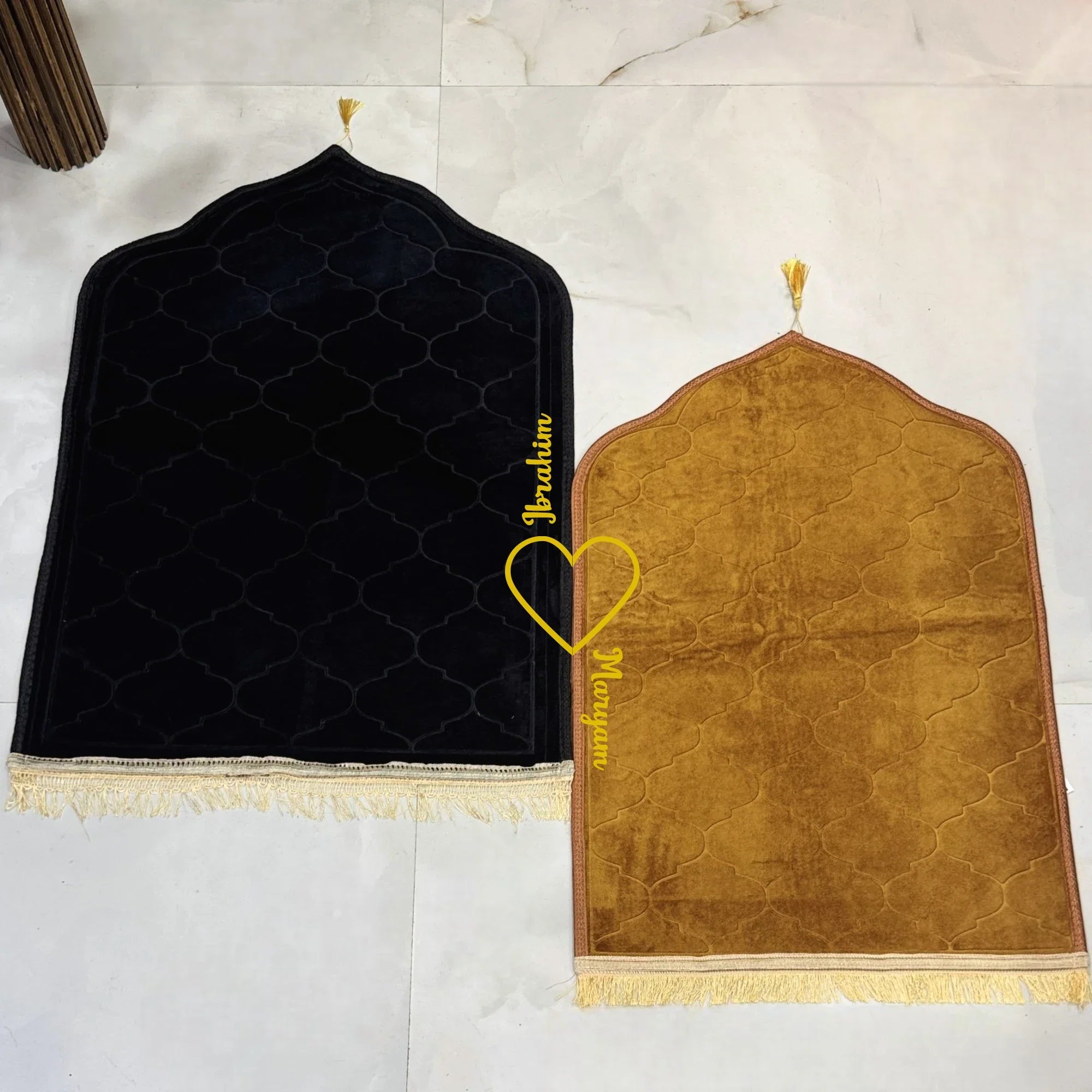 Dome Couple Janamaz Heart Set in black and golden with names, premium prayer mats for Islamic gift occasions, ideal for weddings or anniversaries. Main image
