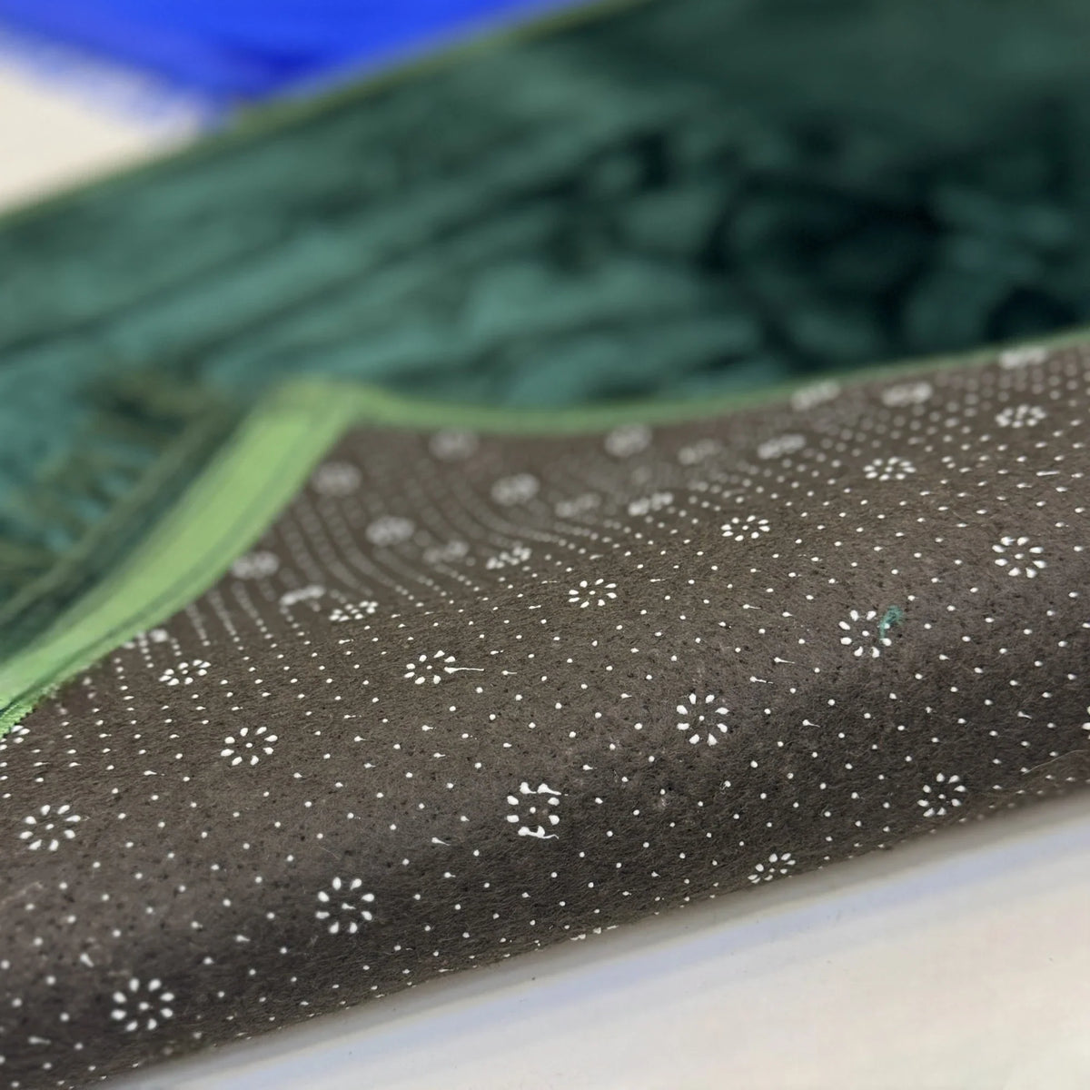 Non-slip backing of green Rectangle Couple Janamaz with floral grip pattern, ensuring safety and comfort in this elegant Islamic gift set.