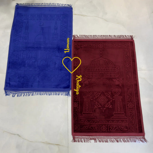 Blue & Maroon Janamaz Set for couples with heart design and personalized names, ideal for weddings and Islamic gifting occasions.
