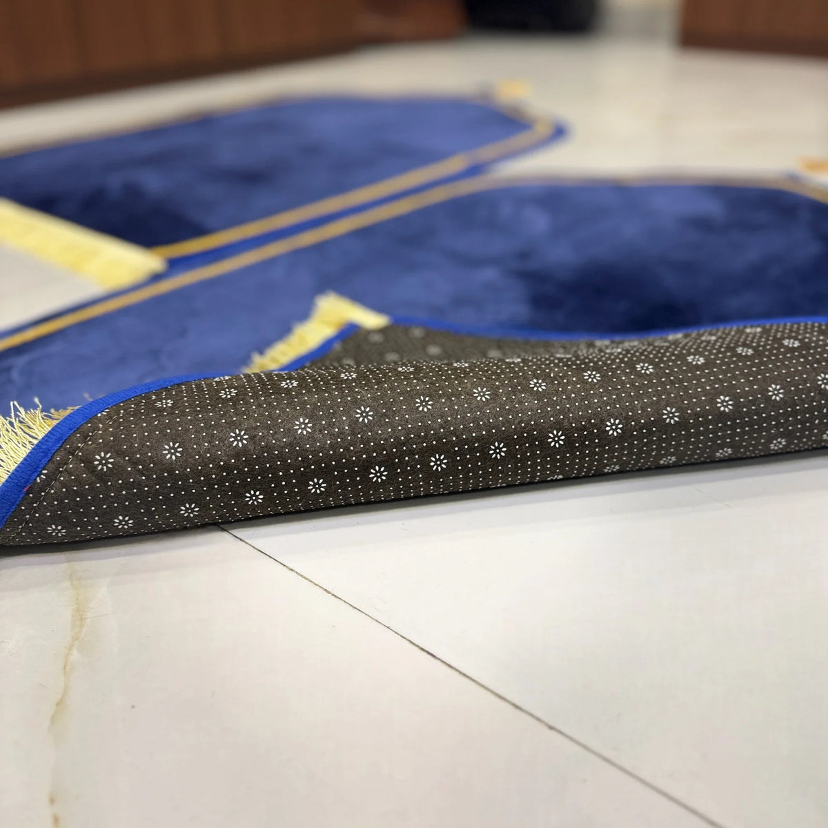 Close-up of non-slip backing on blue Couple Janamaz Set, ensuring comfort and safety during prayer, perfect for bridal or wedding gifts.