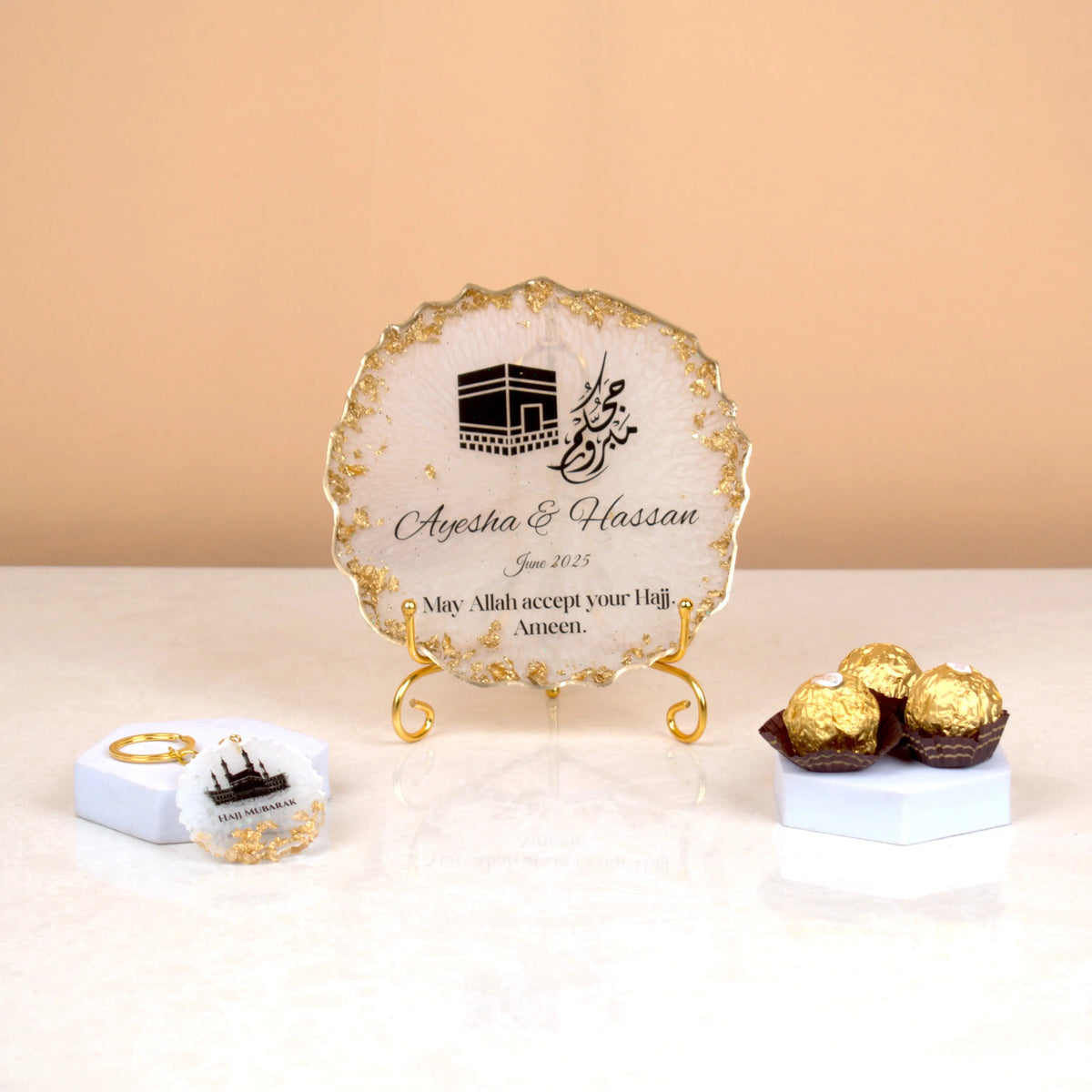 Islamic Gift Hamper featuring custom Hajj frame with Kaaba design, chocolates, and keychain, perfect for Hajj & Umrah return gifts.