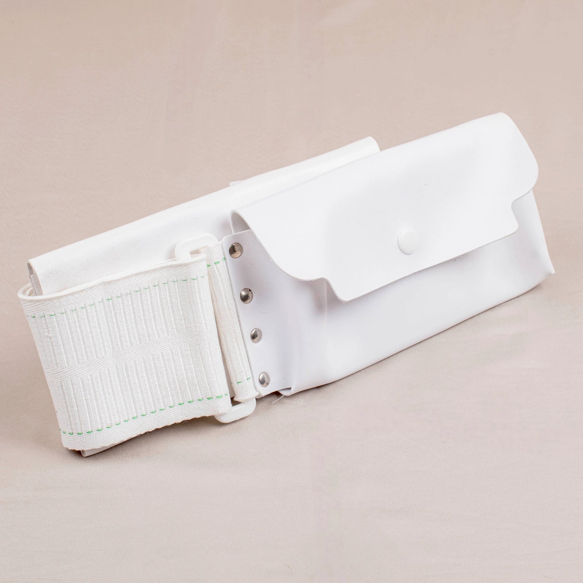 Premium Quality Men's Ihram Belt for Hajj & Umrah with adjustable strap and snap-button pouch. Ideal for safe storage during pilgrimage.