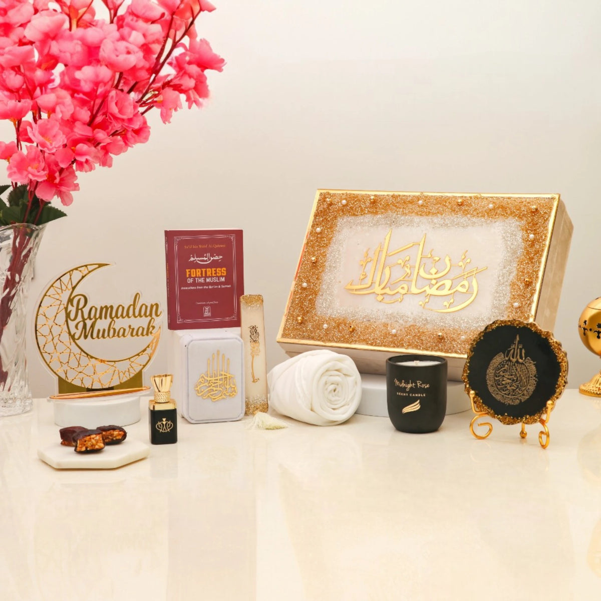 Luxury Noor Al-Ramadan Gift Box with Ayatul Kursi frame, prayer essentials, and gold-accented Ramadan decor for meaningful gifting.