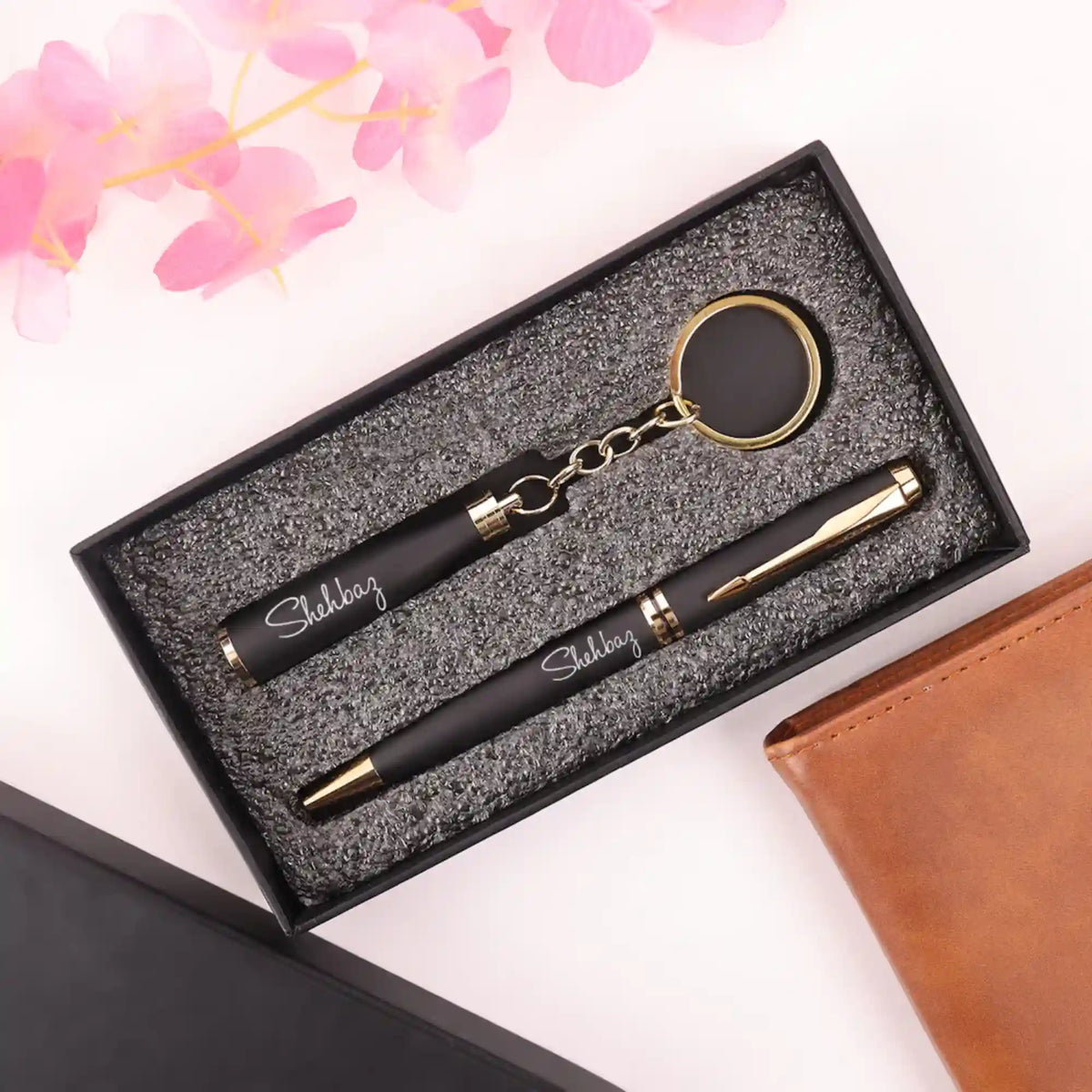 Elegant black pen and keychain set with personalized engraving in gift box