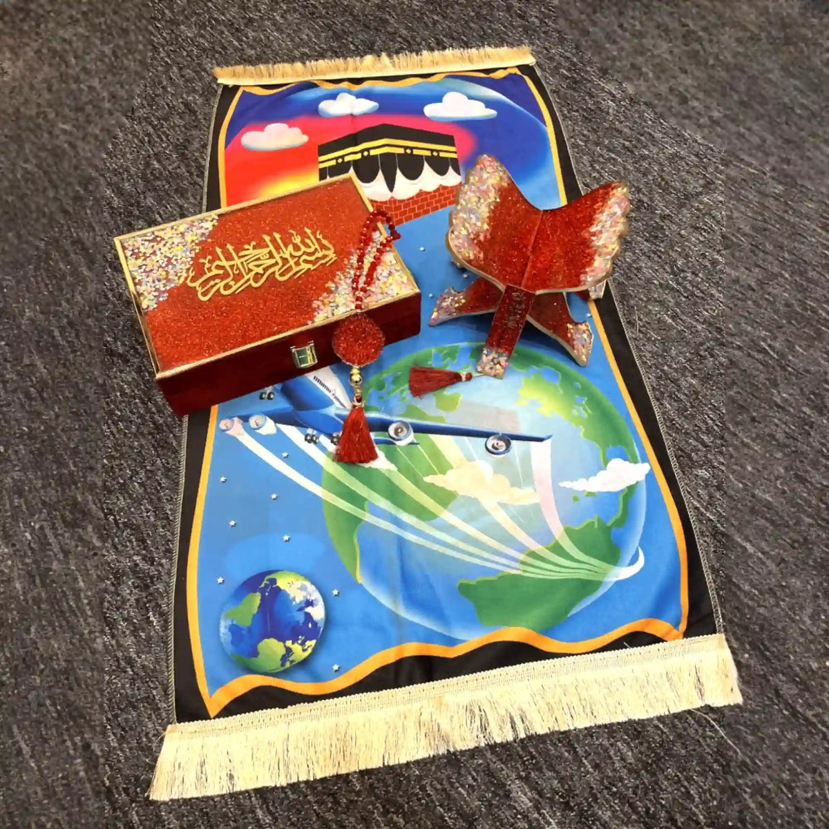 Red Kids Islamic Gift Set with Kaaba-themed prayer mat, glitter Quran box, tasbeeh, and stand. Perfect for Ramadan or Eid gifting.
