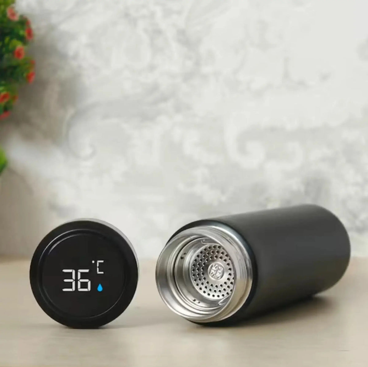 Smart insulated LED temperature bottle with 36°C display and built-in strainer, perfect for custom hydration in kitchen or on the go.
