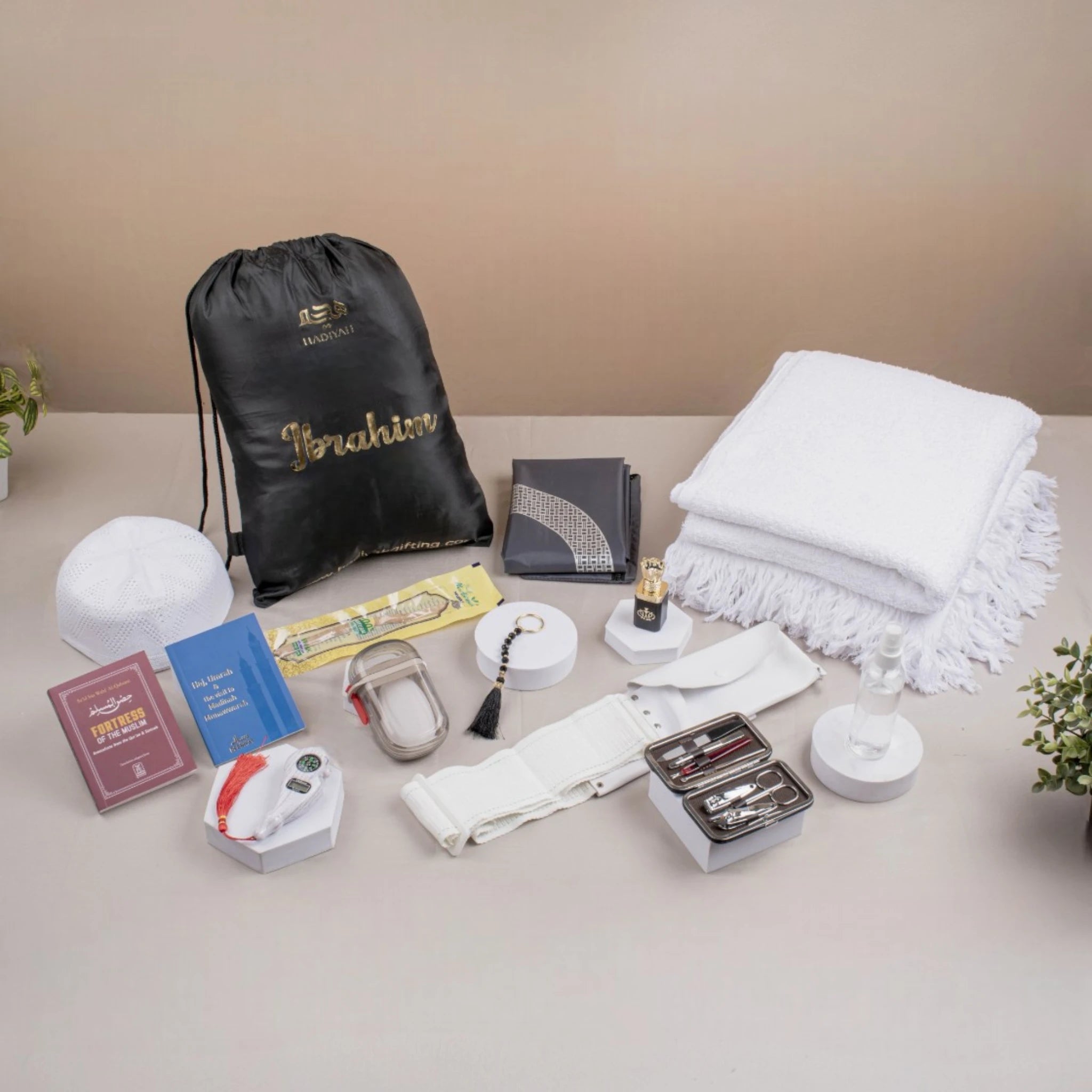 Complete Raah-e-Makkah Safar Essentials Hajj Umrah Hamper with ihram, tasbeeh, books, and grooming tools for men, ideal for pilgrimage gifting.