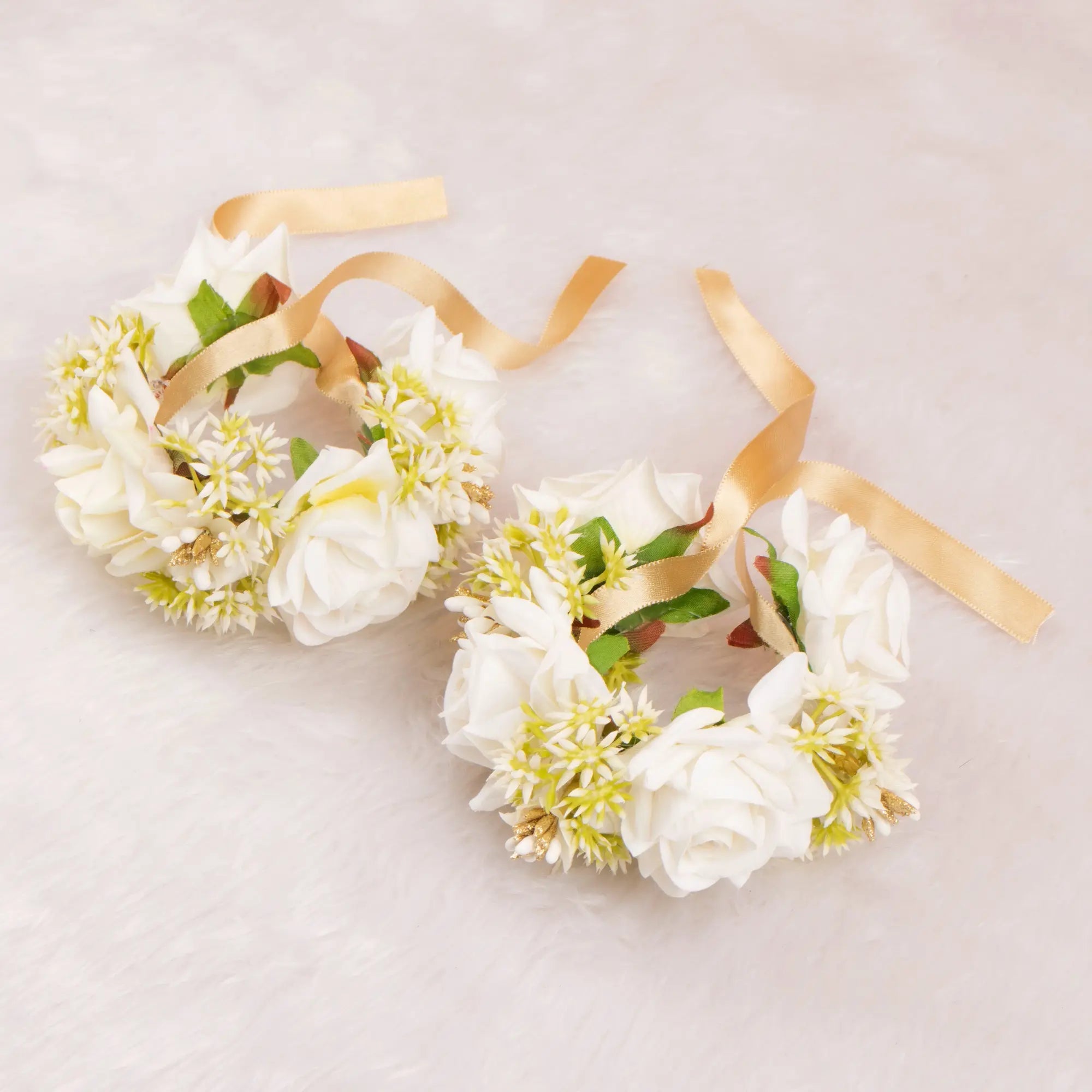 Handcrafted White Floral Gajra Secondary image